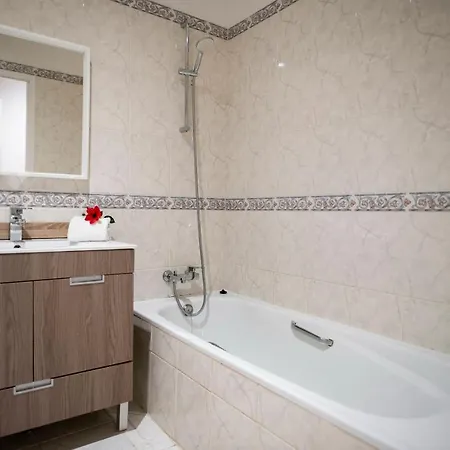 Pool And Garden Village-near شقة